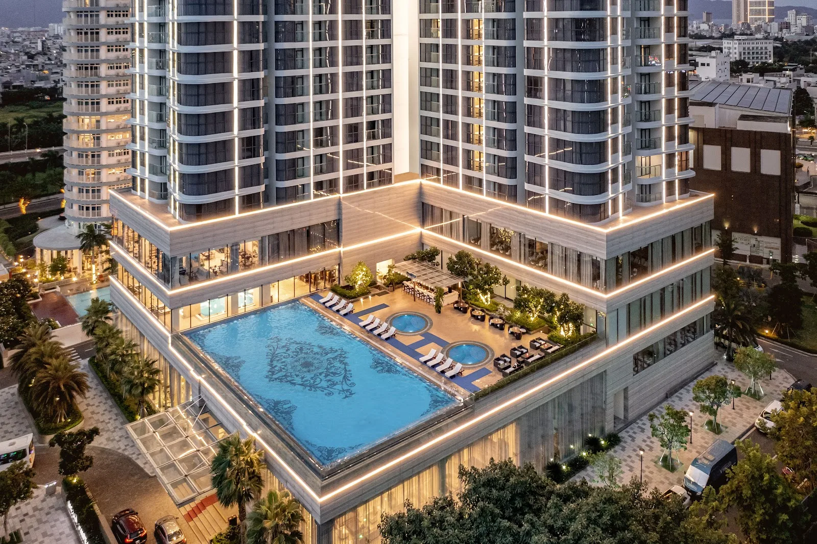 Meliá Vinpearl Danang Riverfront – Khách Sạn Ven Sông Hàn Có Hồ Bơi Vô Cực Ngay Trung Tâm
