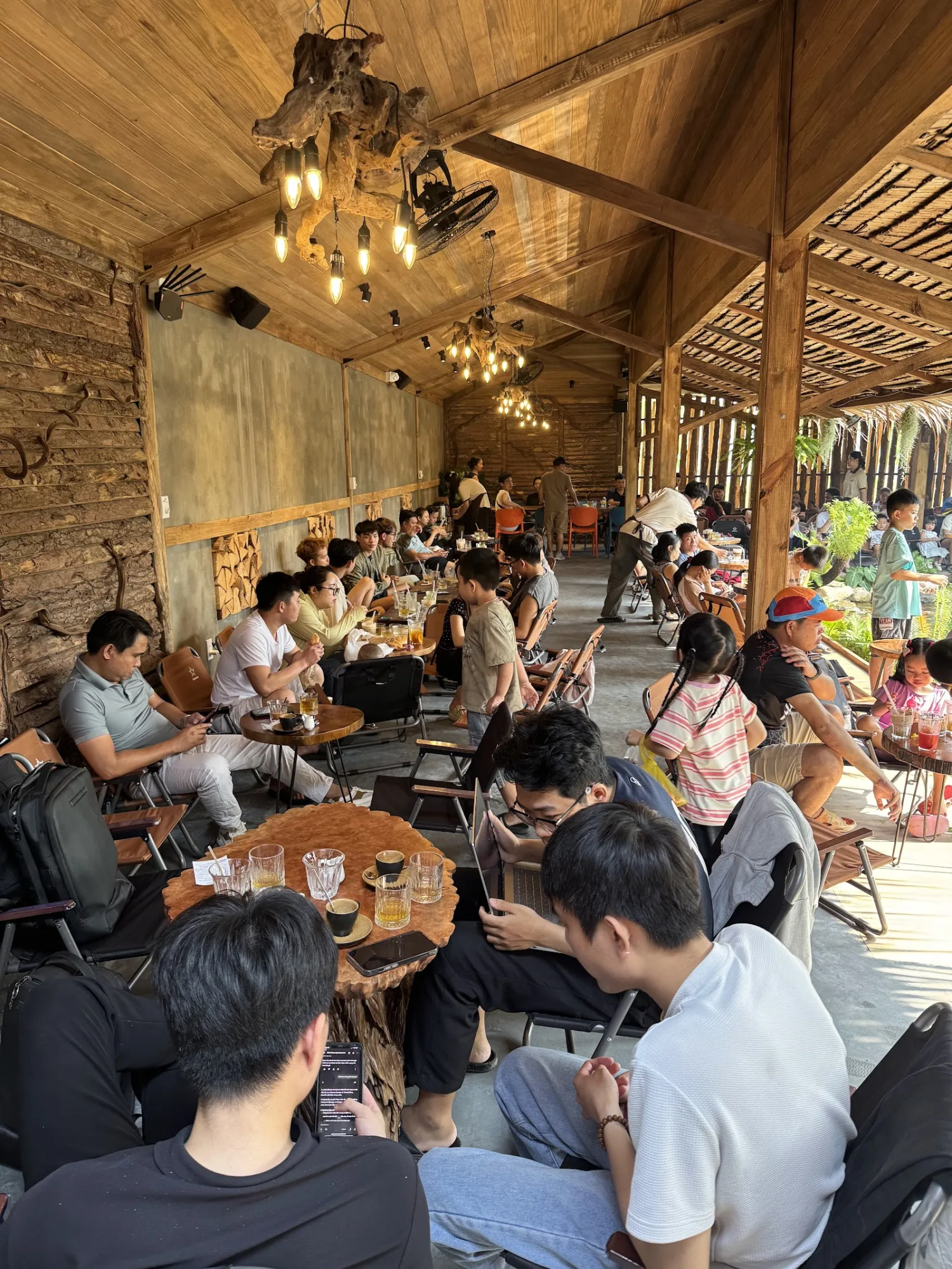 Leafy Kafe - Điểm "Giải Nhiệt" Với Hệ Thống Phun Sương Và Hồ Cá Koi Xanh Mướt
