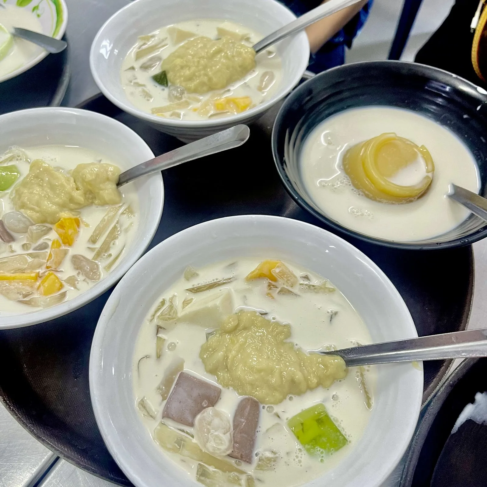Chè Liên – Thương Hiệu Chè Thái Sầu Riêng Nổi Tiếng Tại Trung Tâm