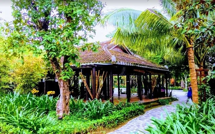 在古宅区和花园中拍照留念