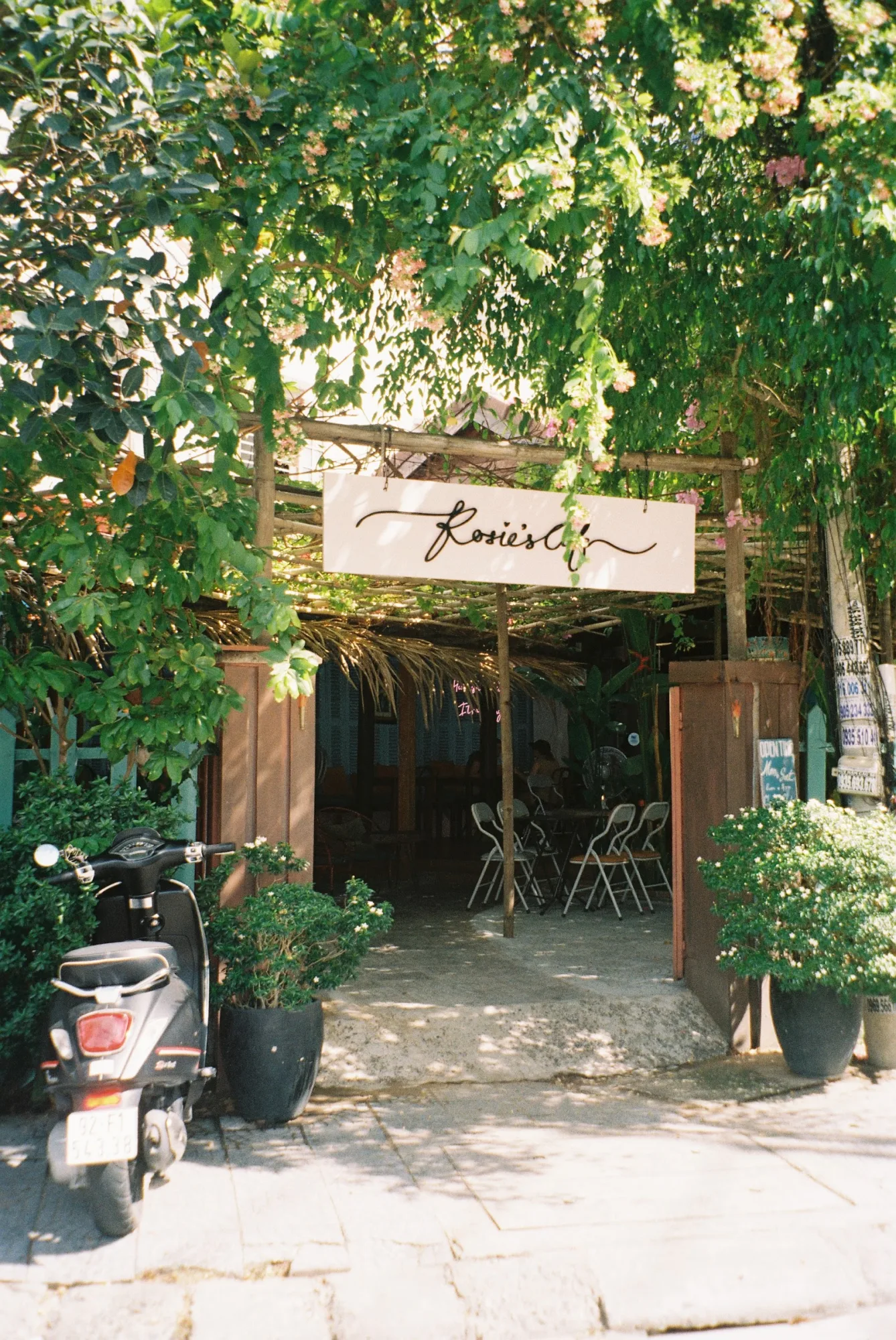 Rosie’s Cafe: Quán Coffee & Brunch Phong Cách Âu Có Không Gian Sân Vườn Tại Hội An