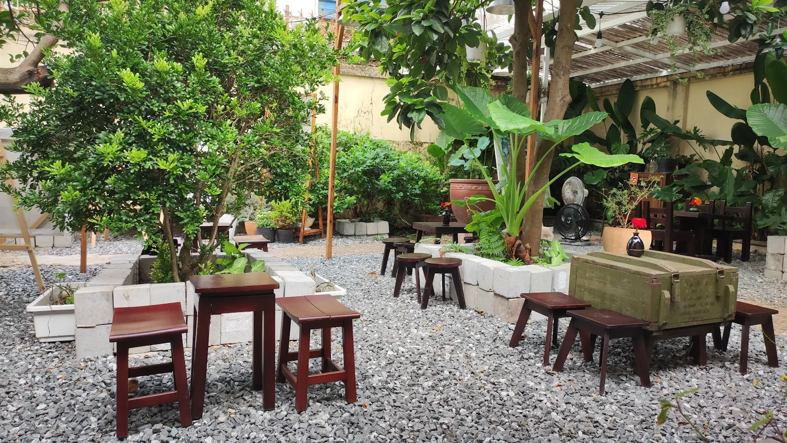 Uncle Manh's Coffee Shop: Nostalgic Garden Space and Painting Workshop in Da Nang