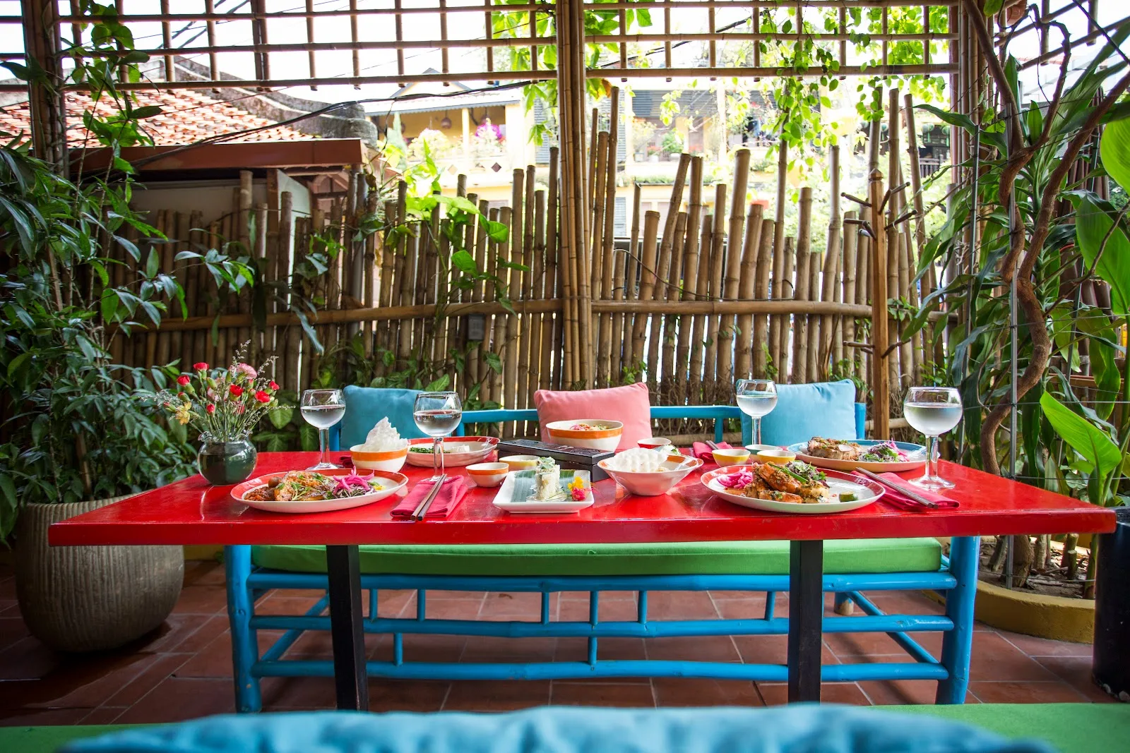 Mango Mango: ร้านอาหารฟิวชั่นเอเชียและบาร์ค็อกเทลที่มีดนตรีสดในเมืองโฮอิอัน
