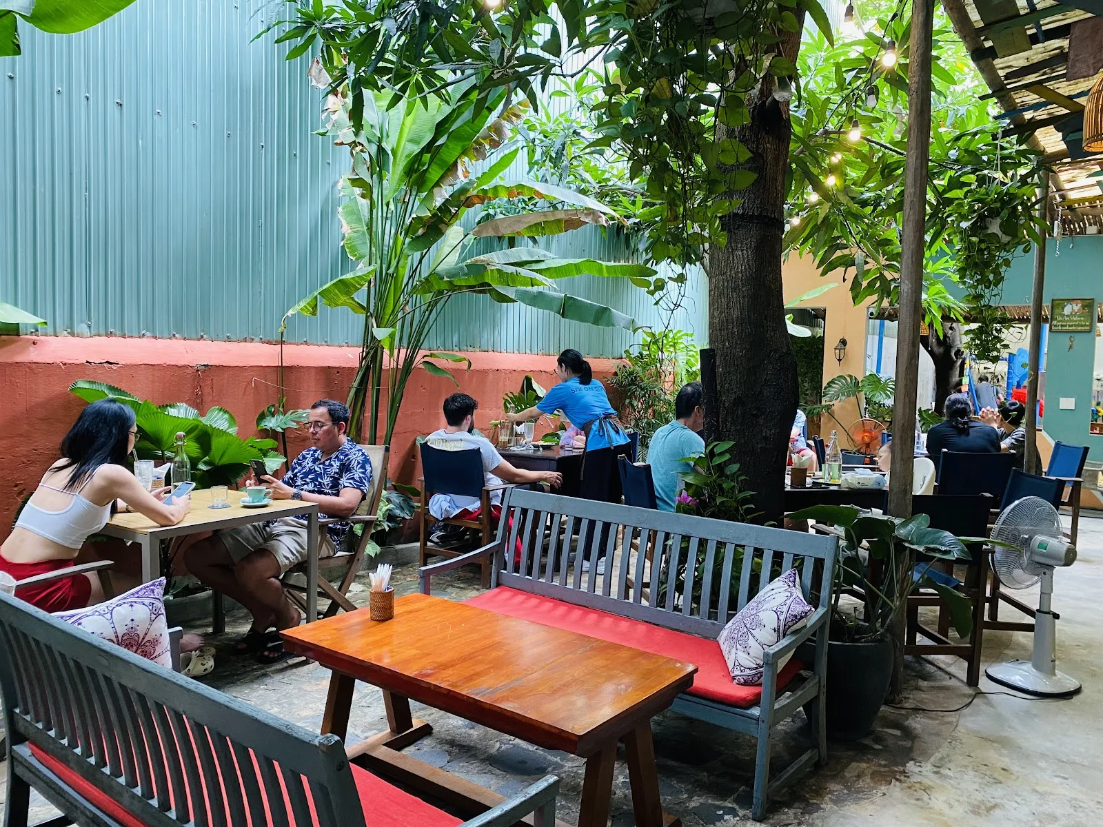 Sáu Trên Sáu: Quán Cà Phê Brunch Kiểu Âu Có Sân Vườn Và Khu Vui Chơi Tại Đà Nẵng