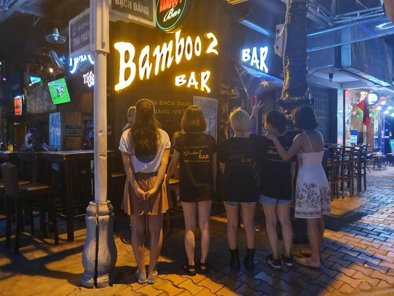 Bamboo 2 Bar Danang: 体育酒吧和烧烤吧 位于巴赫丹街 营业至凌晨3点