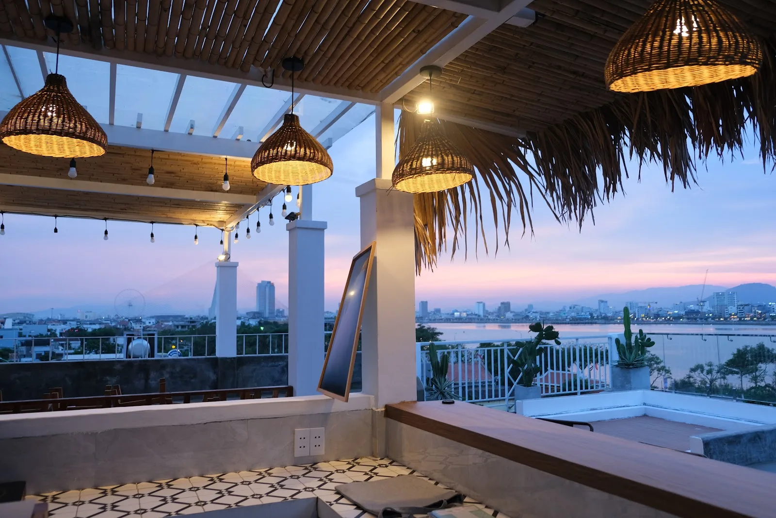 Lagoon Rooftop - Tọa Độ Ngắm Cầu Rồng Phun Lửa Trực Diện Từ Trên Cao Cực Đỉnh