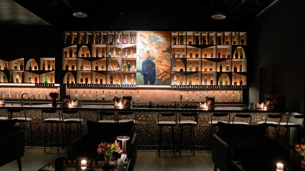 Vấn Cocktail Bar Đà Nẵng: Bar Trong Hẻm Riêng Tư Mở Cửa Đến 2h Sáng