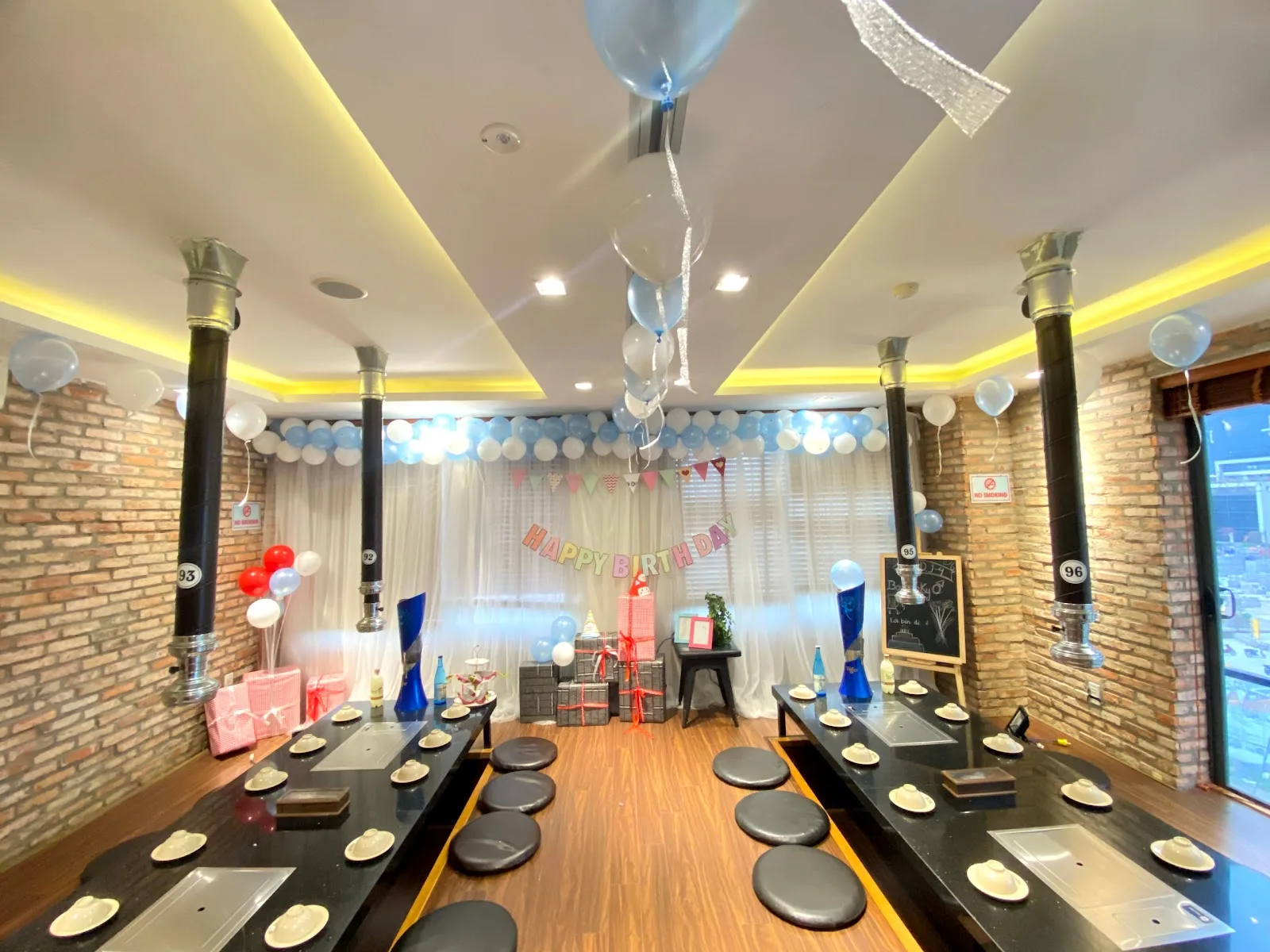 达纳特东京烧烤街：位于Phạm Văn Đồng的BBQ餐厅，设有儿童游乐区