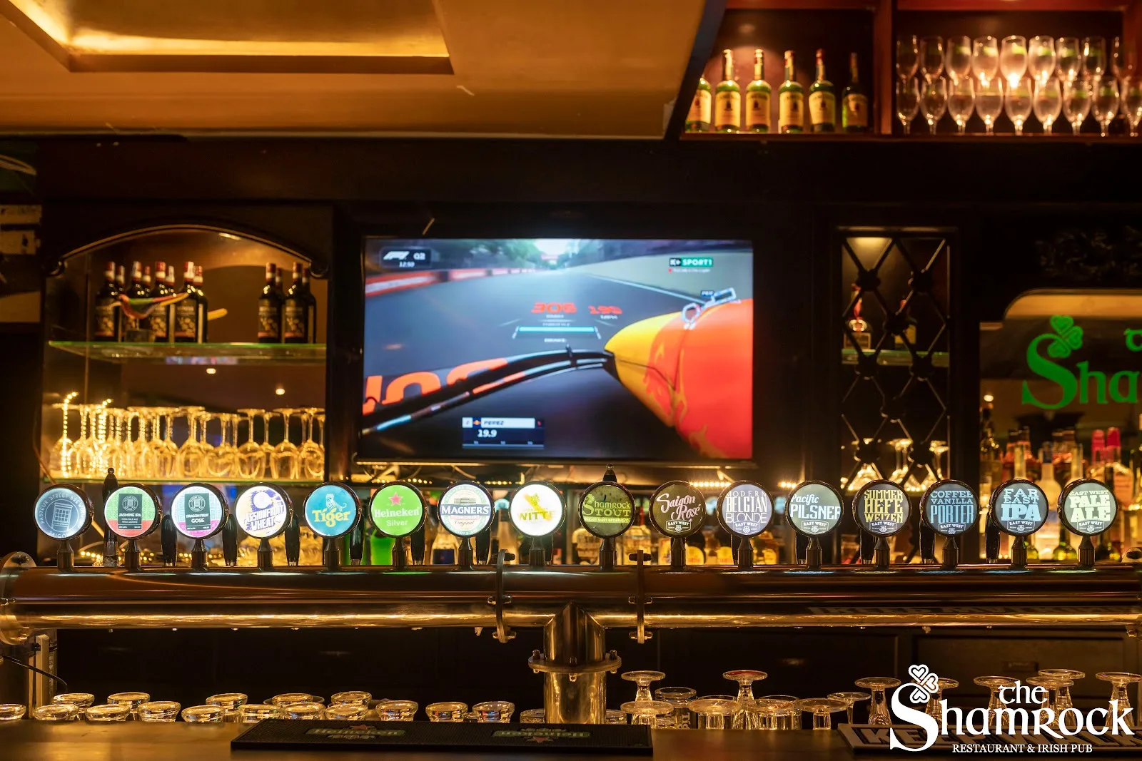 The Shamrock Irish Pub Hoi An：阮福珠街上的理想晚间聚会场所
