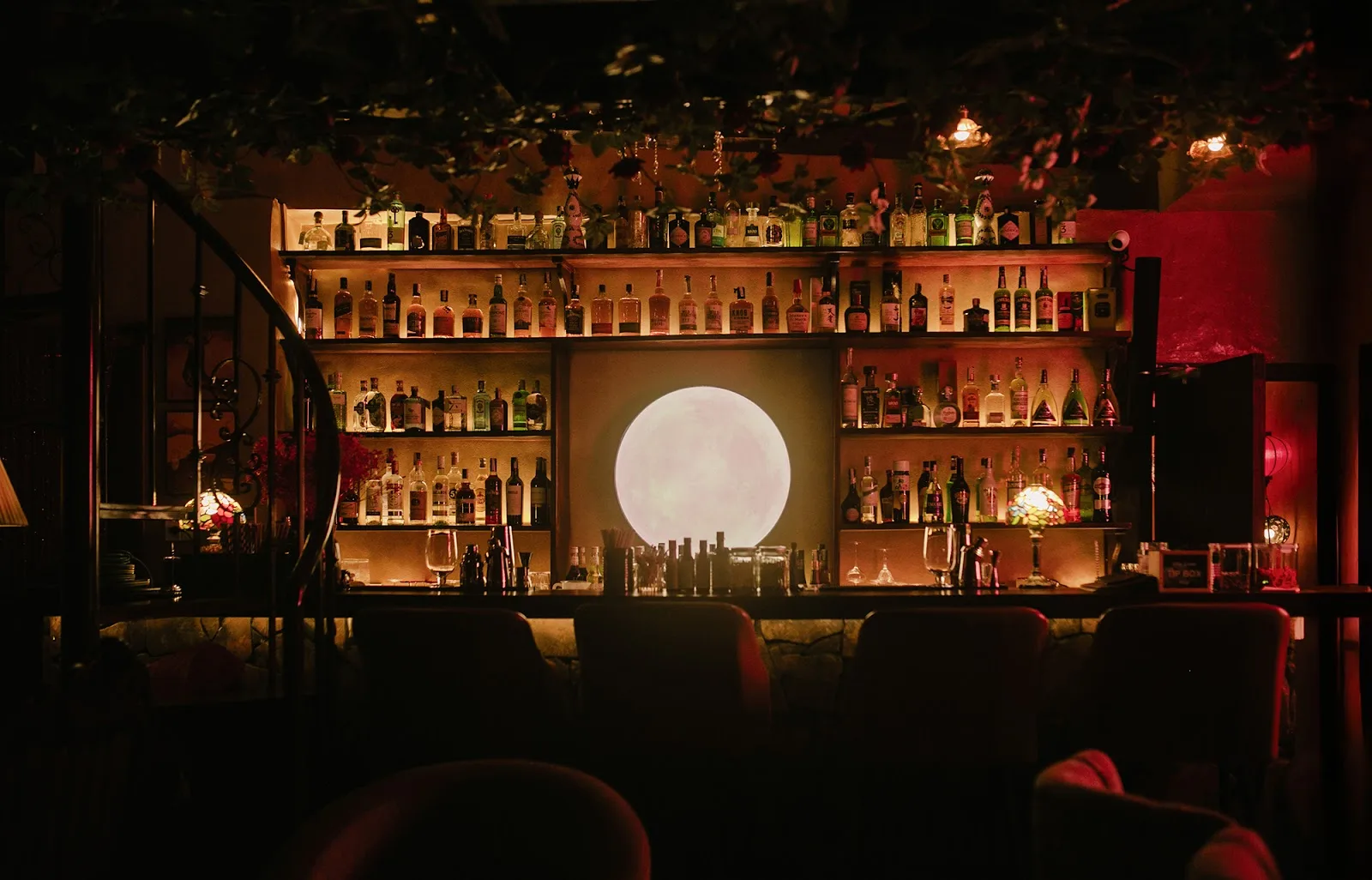 Speakeasy Moon Bar Hội An: Cocktail Bar Có Nhạc Sống Và View Ban Công Phố Cổ