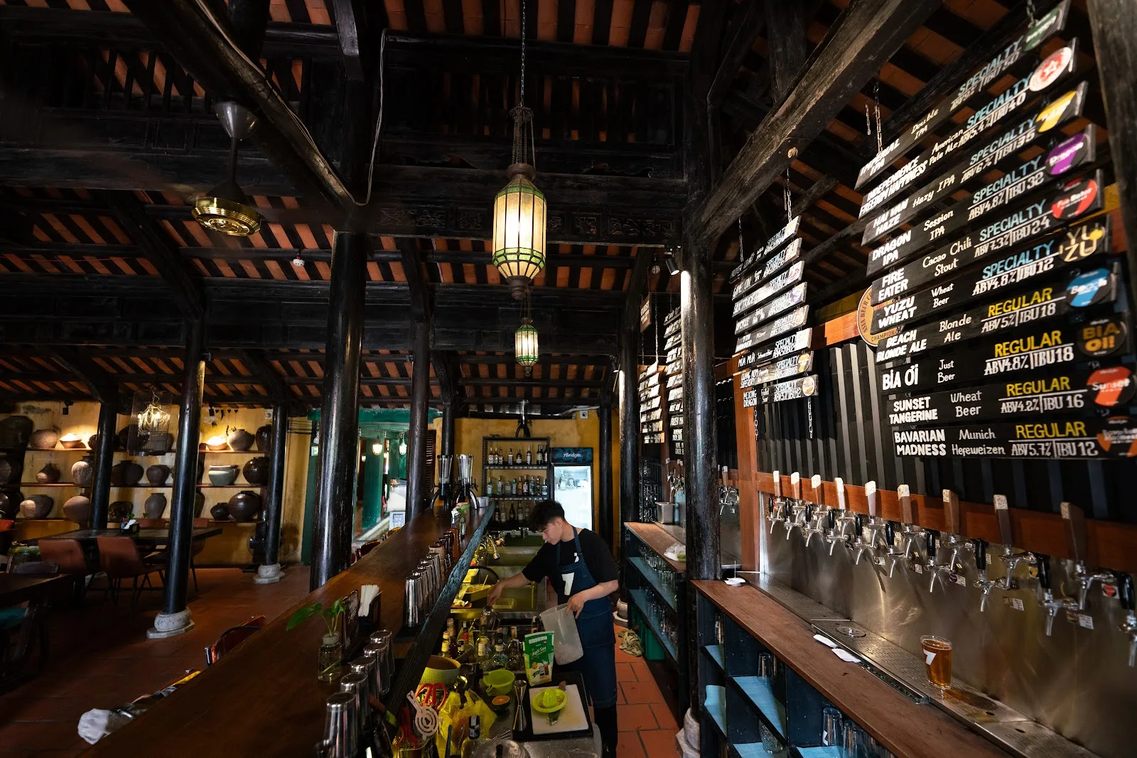 7 Bridges Hoi An Craft Beer Taproom: เบียร์คราฟต์พรีเมียมและพิซซ่าสไตล์นิวยอร์กในเมืองเก่า