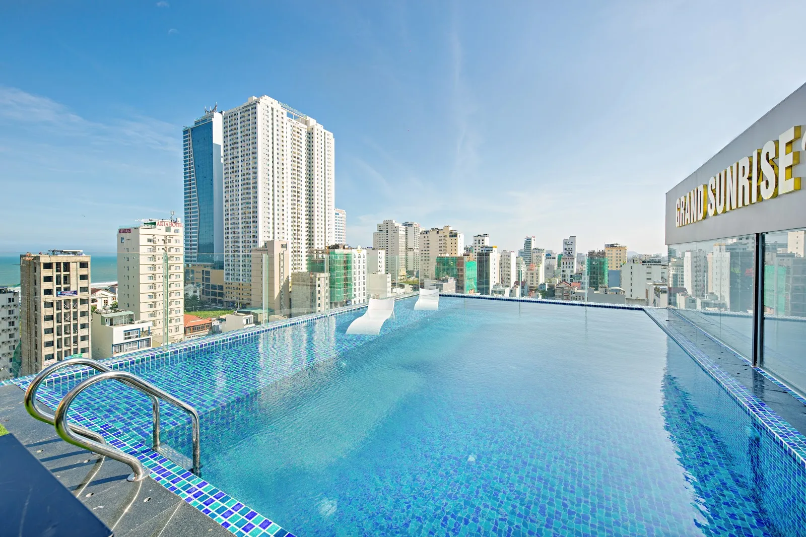 Grand Sunrise Boutique Hotel: 다낭의 아름다운 루프탑 수영장 부티크 호텔