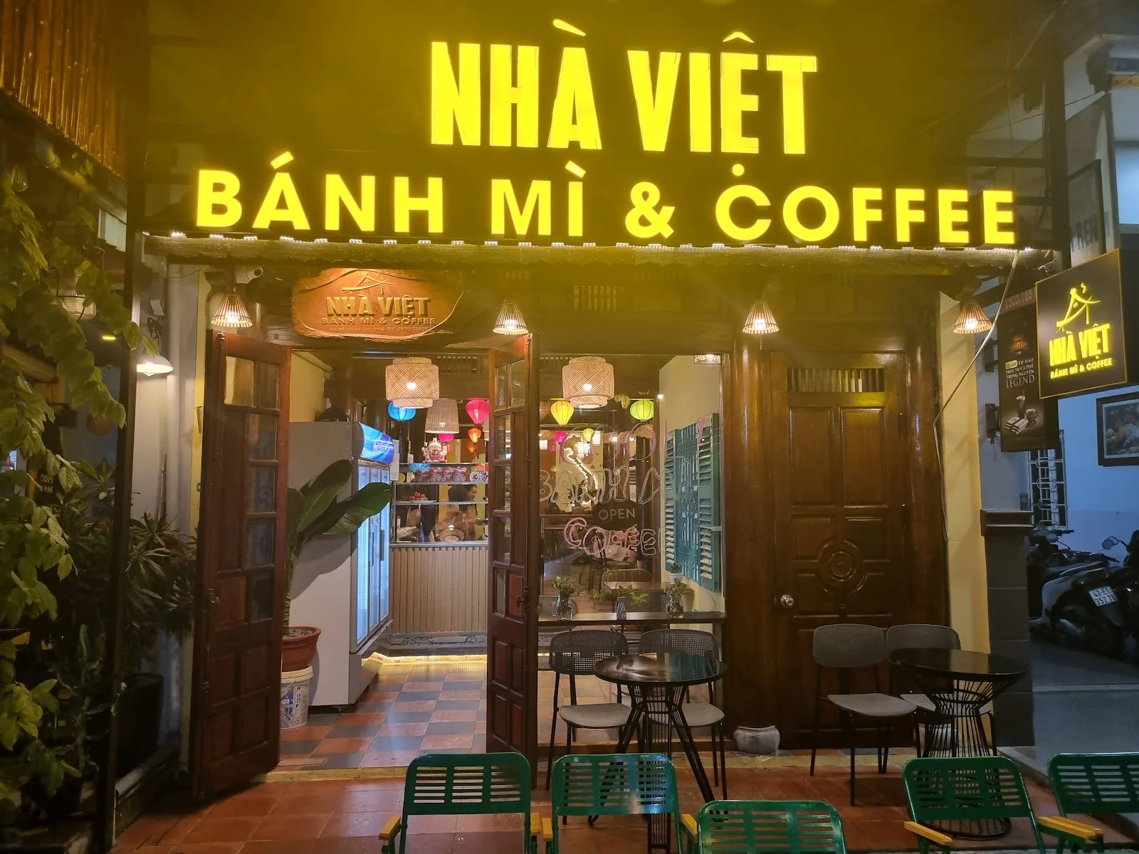 Banh Mi & Coffee NHÀ VIỆT: Tiệm Bánh Mì Và Cà Phê Muối Ngon