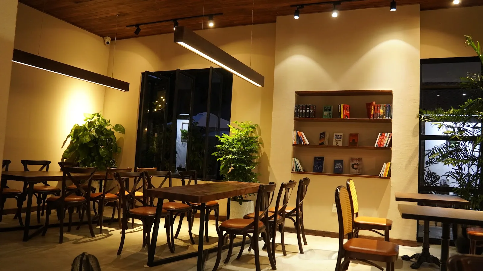 PASSPORT Coffee Roastery – Thưởng Thức Cà Phê Rang Xay Không Gian Xanh Gần Sân Bay