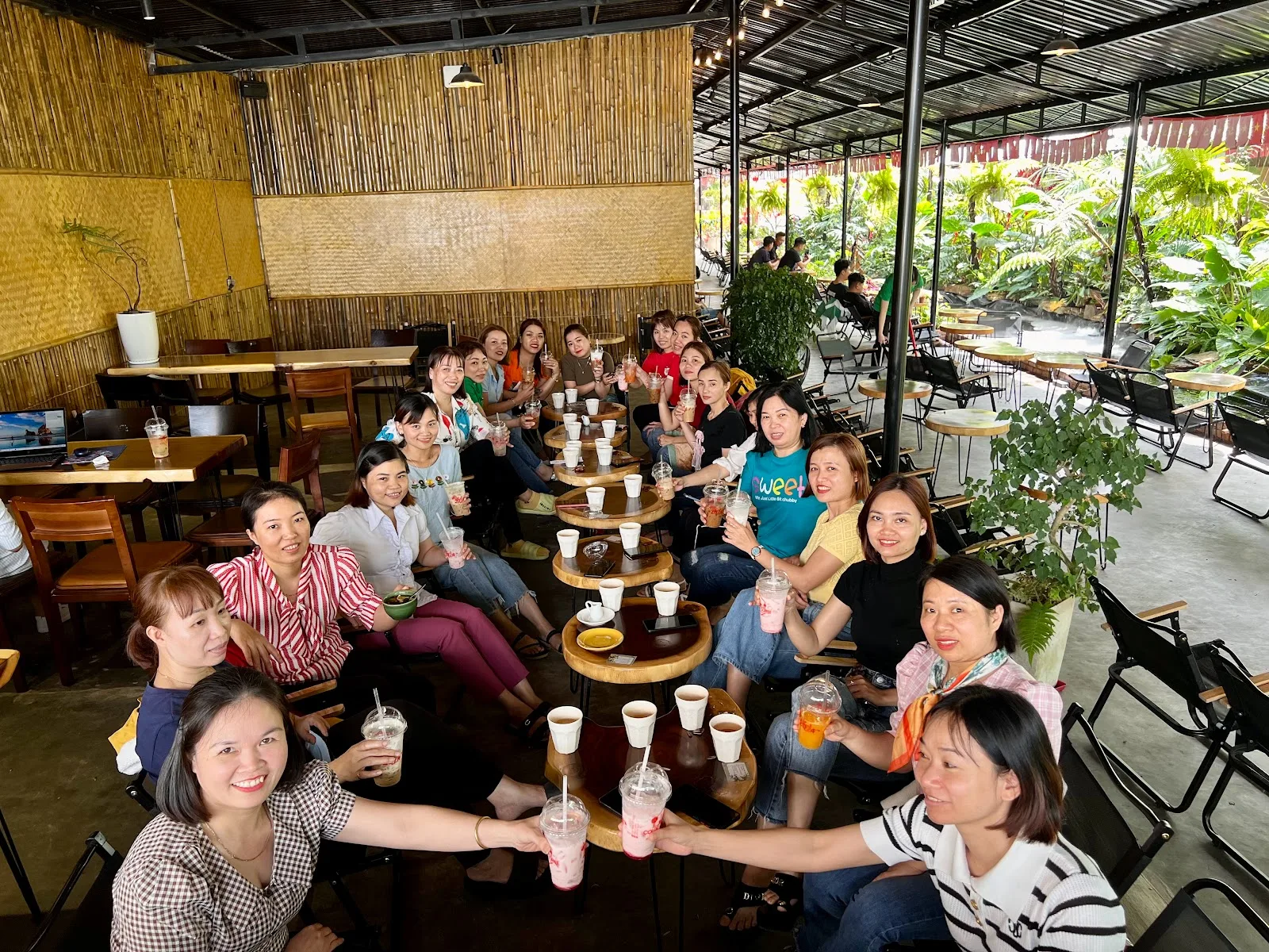 Pi Tây Bắc Coffee & Tea – 热带雨林咖啡馆，拥有锦鲤鱼池和凉爽的绿色空间，在岘港