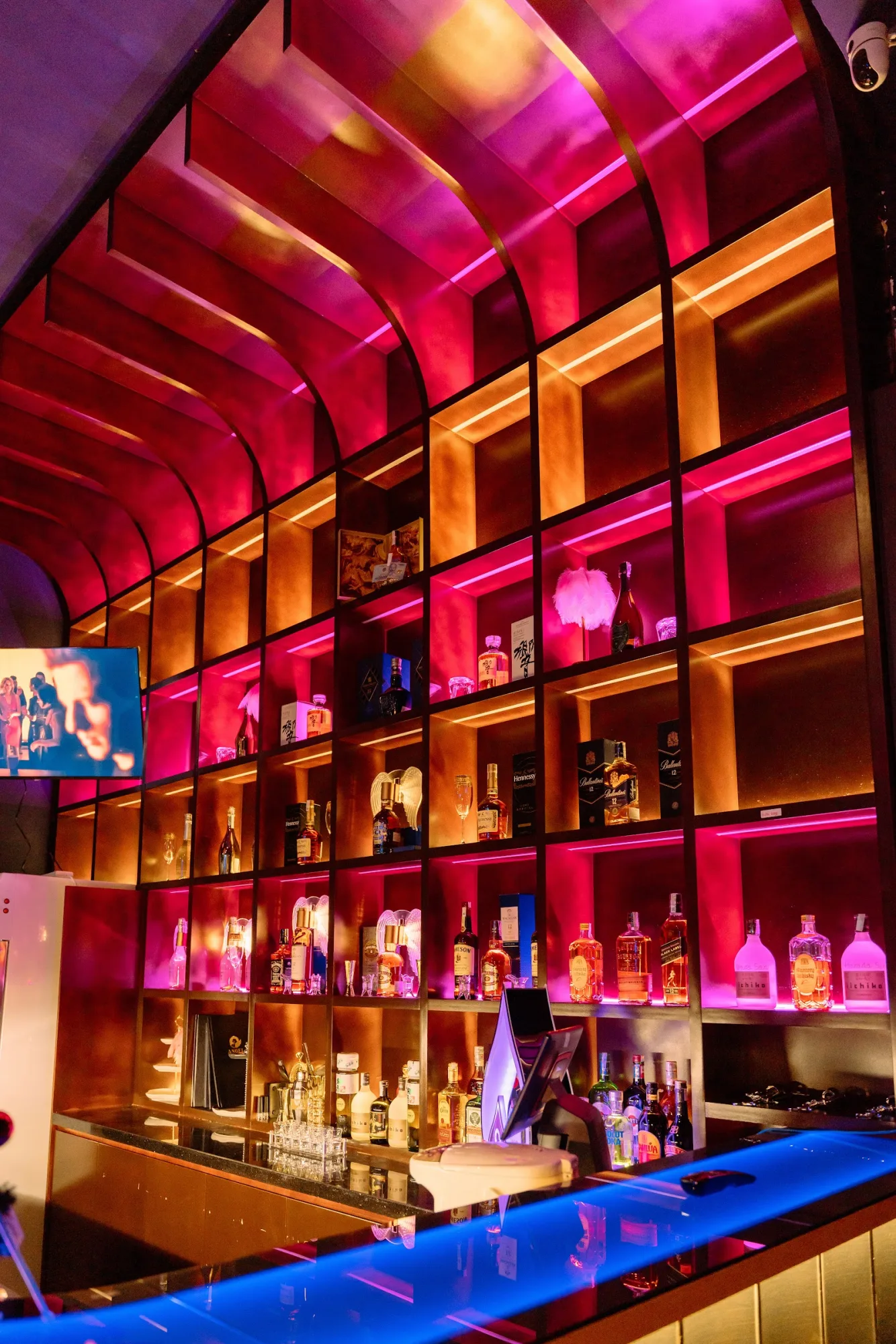 Angel Lounge – 一种活力十足的休闲酒吧和夜店模式，拥有高端娱乐空间在岘港