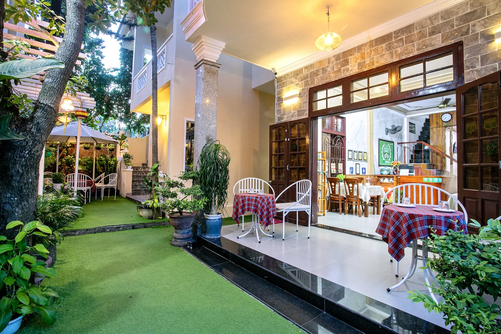 Ngan Phu Villa - Homestay: 고대 마을 근처 아름다운 야외 수영장이 있는 평화로운 숙소
