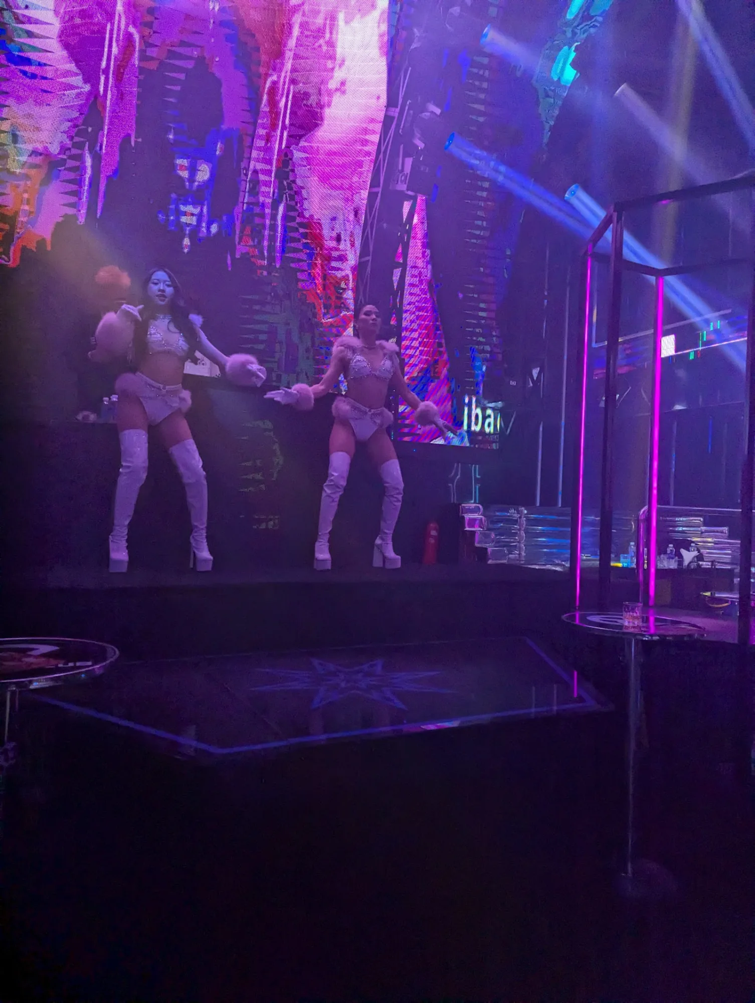 New 92 Club - 에너지 넘치는 Vinahouse와 EDM 음악 무대 야간 운영