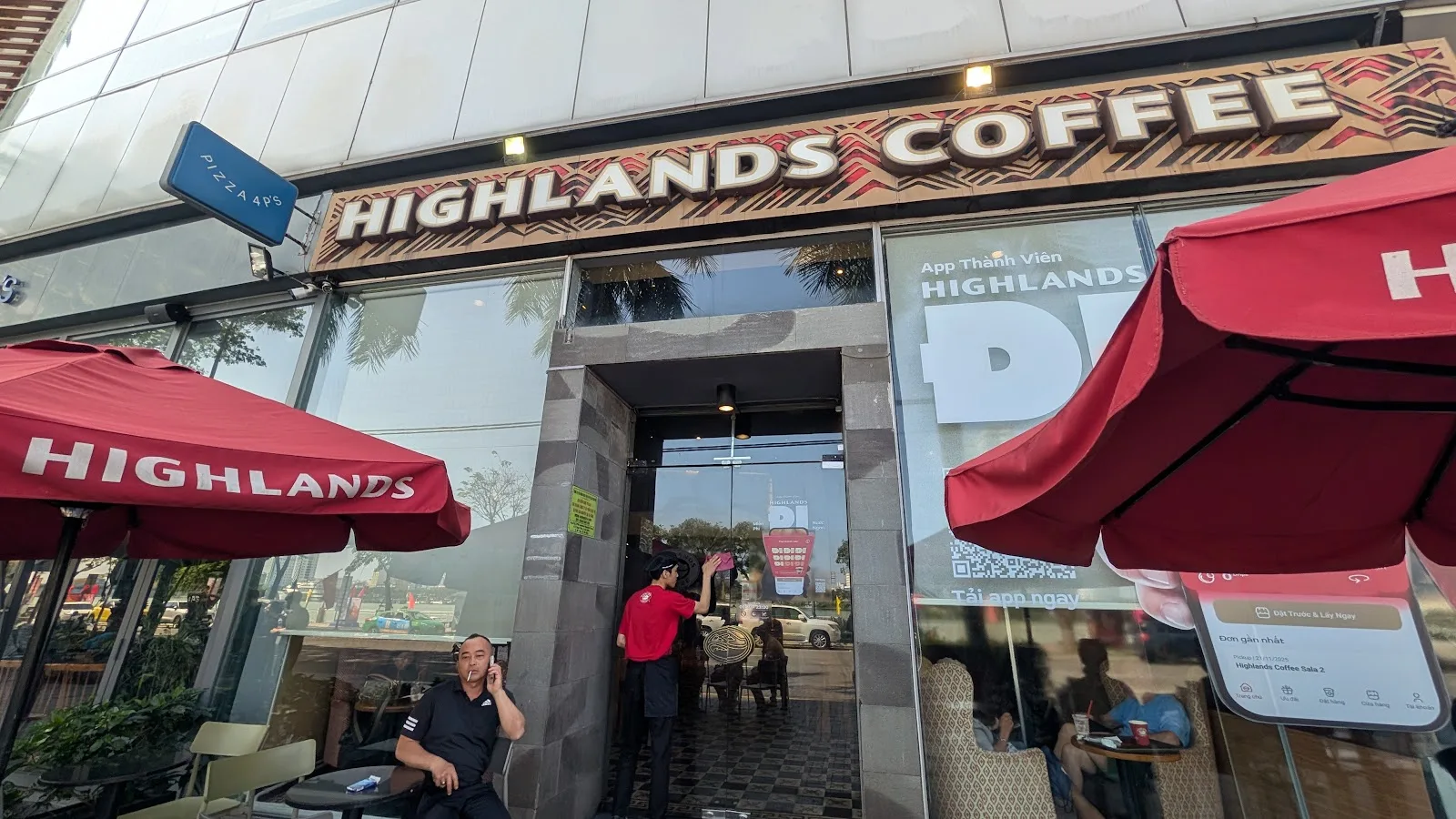 Highlands Coffee Indochina – Quán Cà Phê View Sông Hàn Và Cầu Quay Đắc Địa
