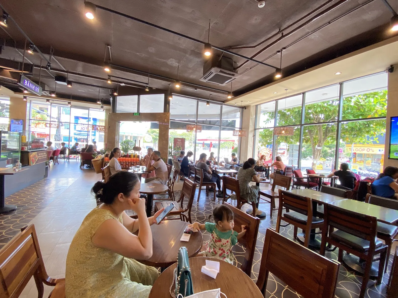 Highlands Coffee Nguyễn Hữu Thọ – Không Gian Làm Việc Yên Tĩnh Có Bãi Đỗ Xe Rộng