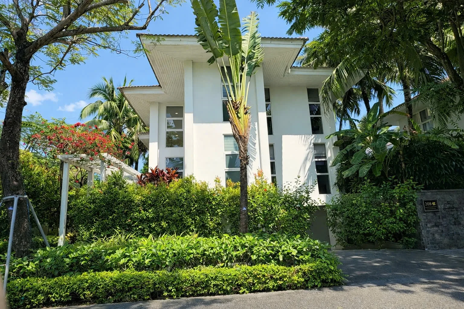 Hanah Ocean Access Villa – Biệt Thự Sát Biển Có Hồ Bơi Riêng Sang Trọng