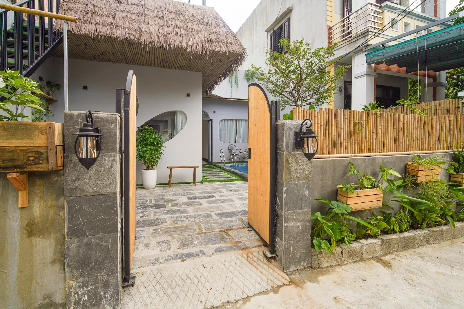 Lunaa Villa – Biệt Thự Nghỉ Dưỡng Hiện Đại Có Hồ Bơi Riêng An Toàn Cho Trẻ Nhỏ