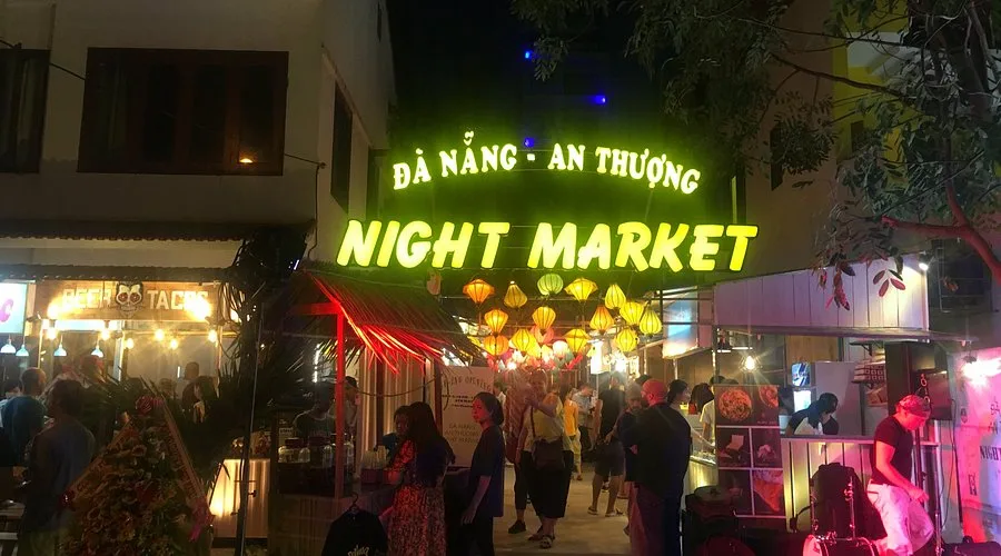 探索售货区/迷你夜市（视开放时间而定）