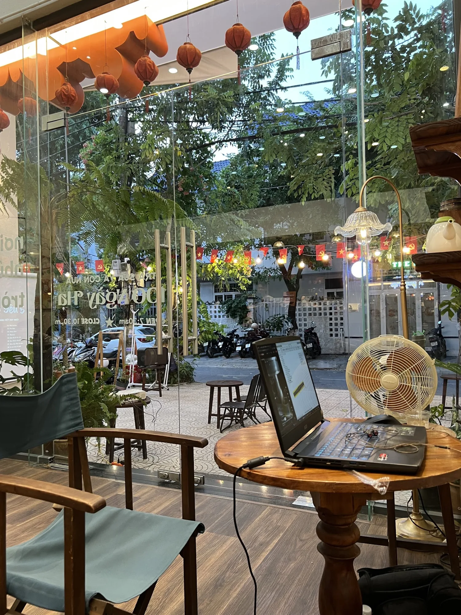 100 วันฤดูร้อน - ชาหอมกรุ่น – คาเฟ่สำหรับนั่งอ่านหนังสือพร้อมพื้นที่กลางแจ้ง