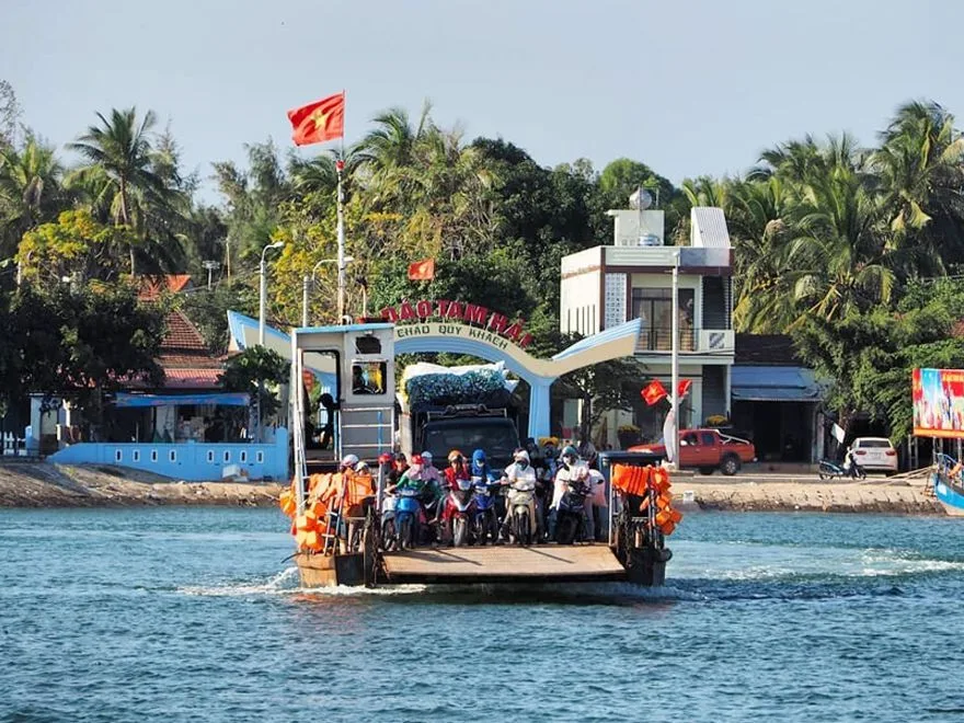นั่งเรือข้ามฟาก/คานูไปยังตามหาย