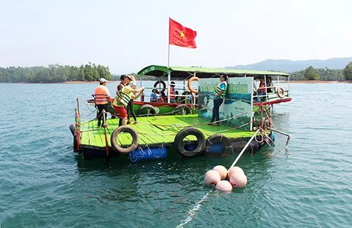 フニン湖のボート遊覧