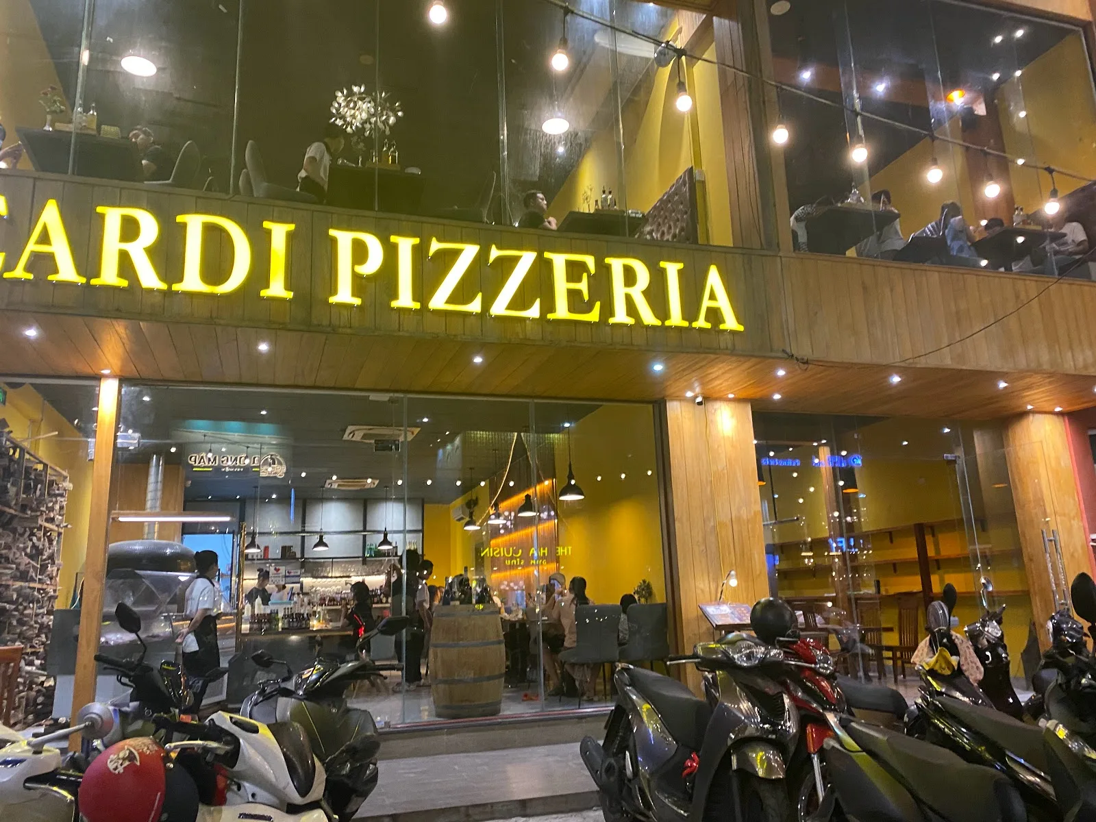 Cardi Pizzeria - 고급 데이트를 위한 피자와 스테이크 공간