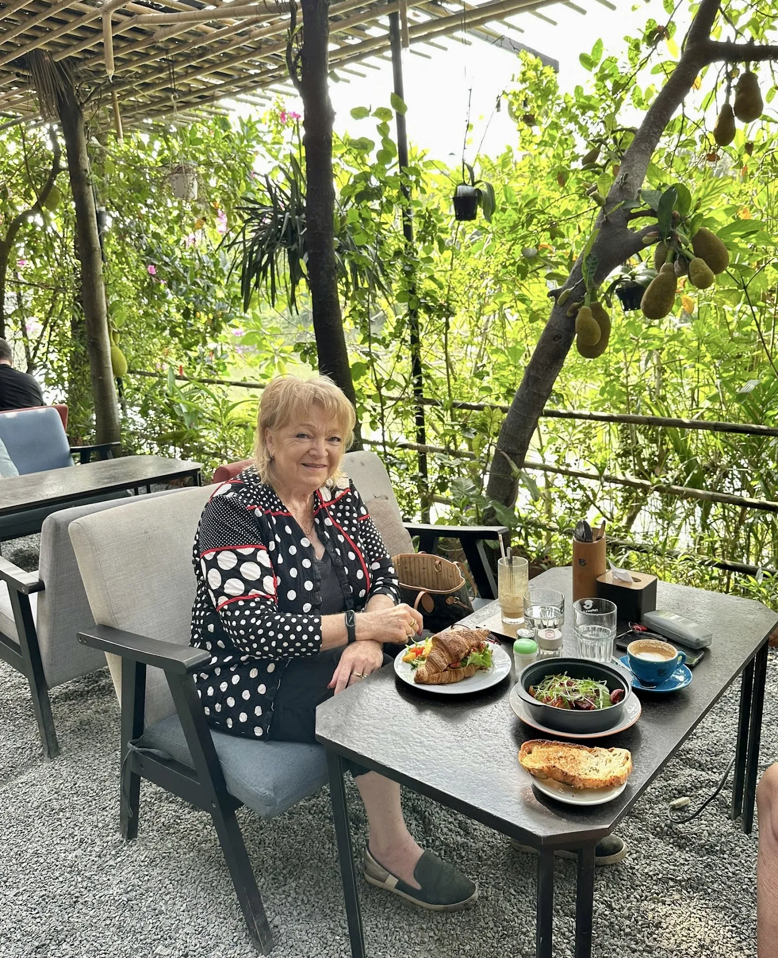 FinAqua’s Cafe - Quán Cà Phê Sát Sông Phục Vụ Đồ Ăn Healthy Tại Hội An