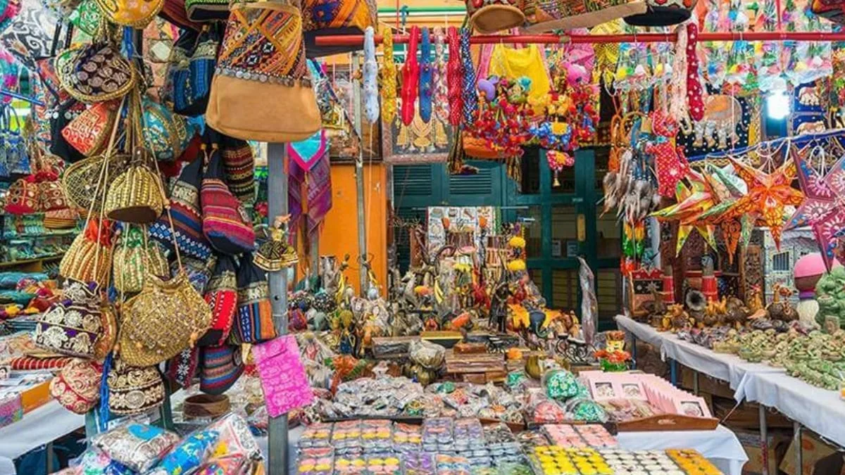 Mua quà lưu niệm nhỏ sau khi chơi