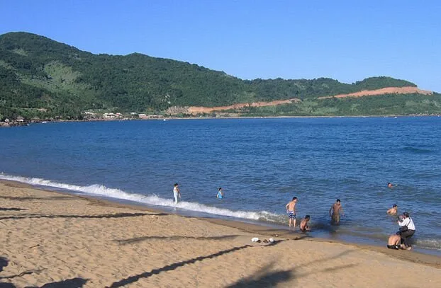 在沙滩上游泳和放松