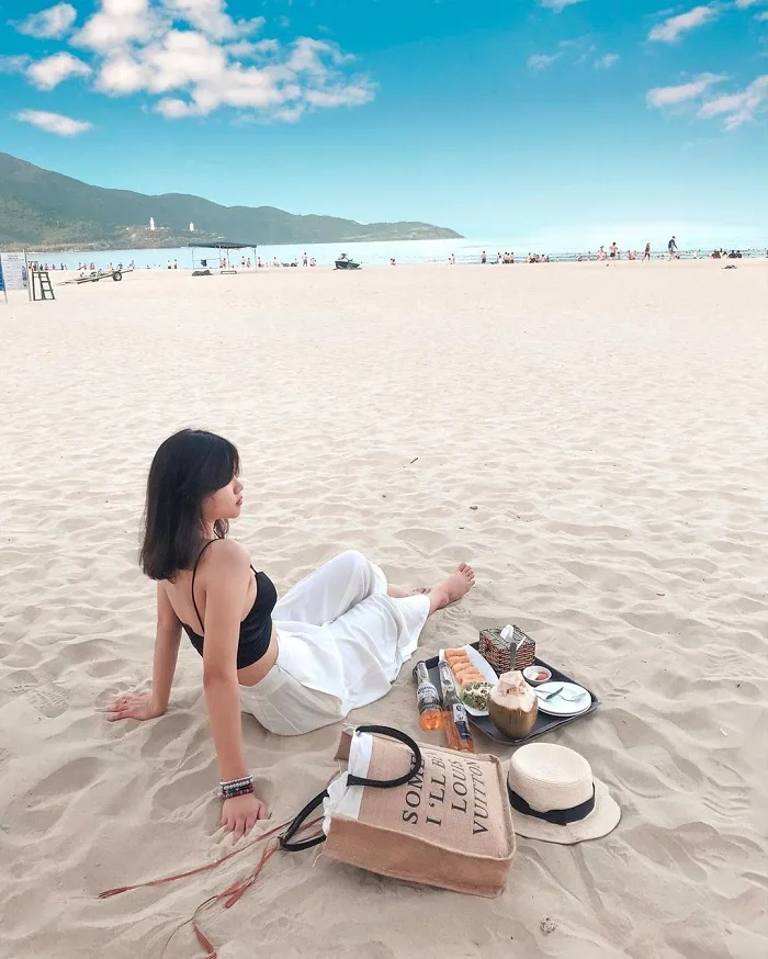 与亲友进行简便野餐
