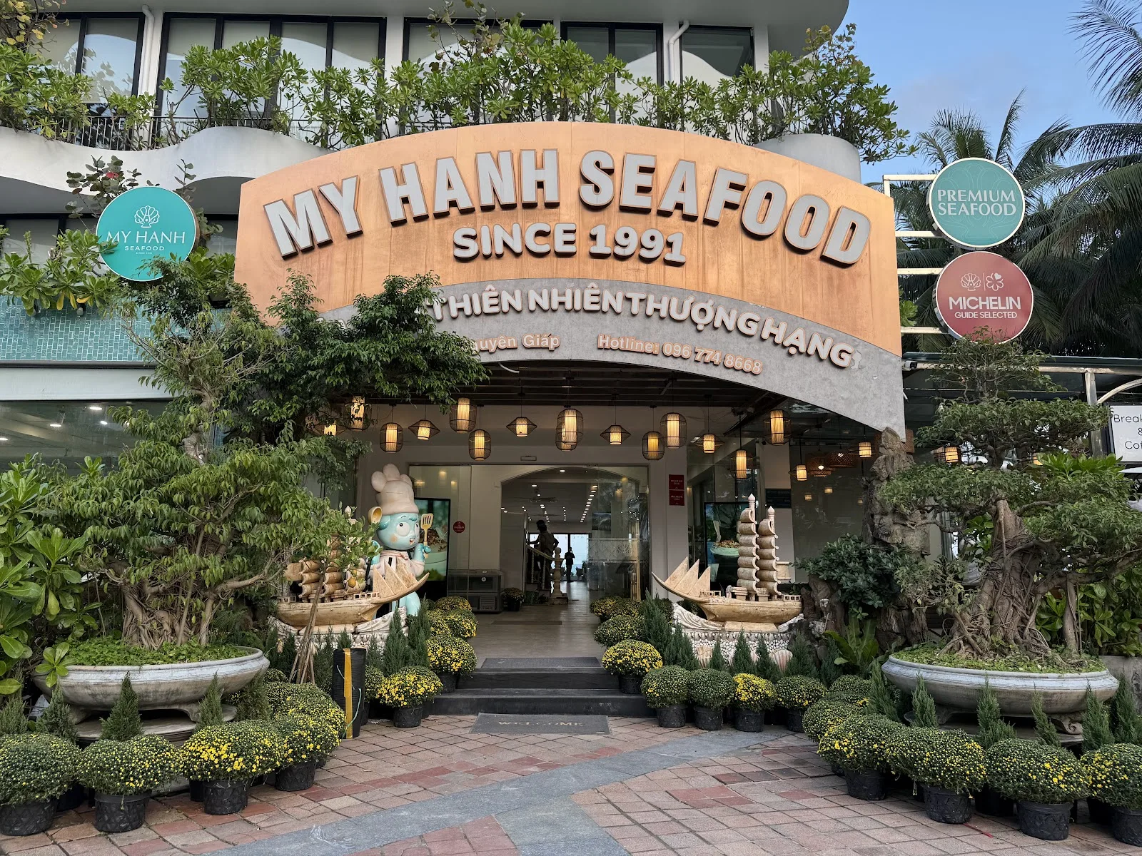 Hải Sản My Hanh Seafood: Nhà Hàng Hải Sản Sát Biển View Trực Diện Đẹp Tại Đà Nẵng