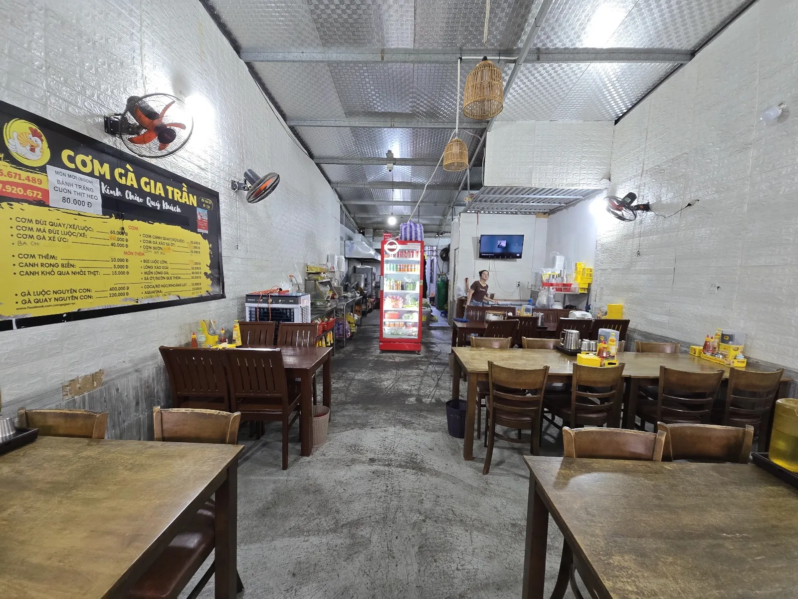 ข้าวไก่ Gia Trần: ร้านข้าวไก่ย่างหนังกรอบคุณภาพดีที่ Hòa Xuân