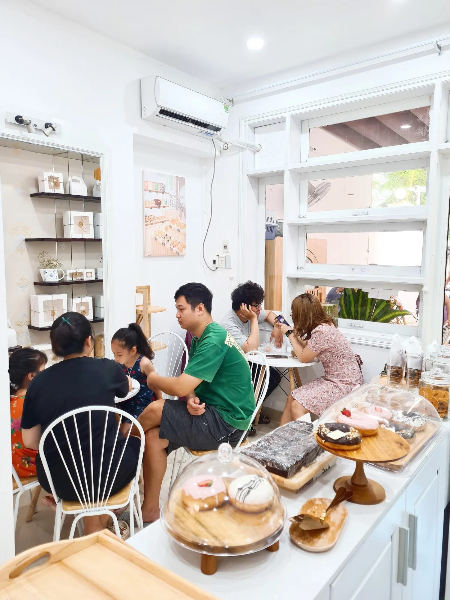 La Dulce Bakery & Coffee - Tiệm Bánh Cà Phê Mèo Vintage Tại Đà Nẵng