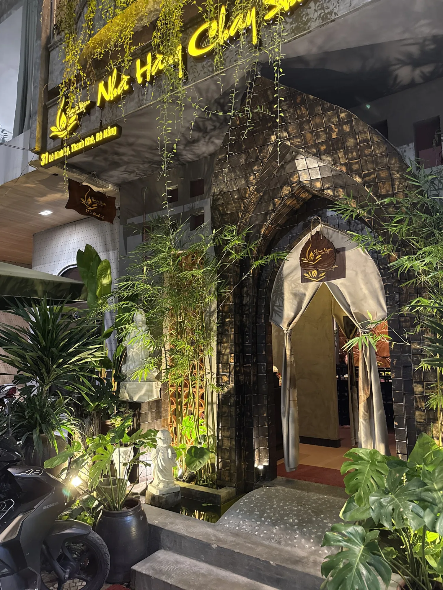ร้านอาหารมังสวิรัติ Shanti Vegan - ร้านอาหารวีแกนอบอุ่นในดานัง