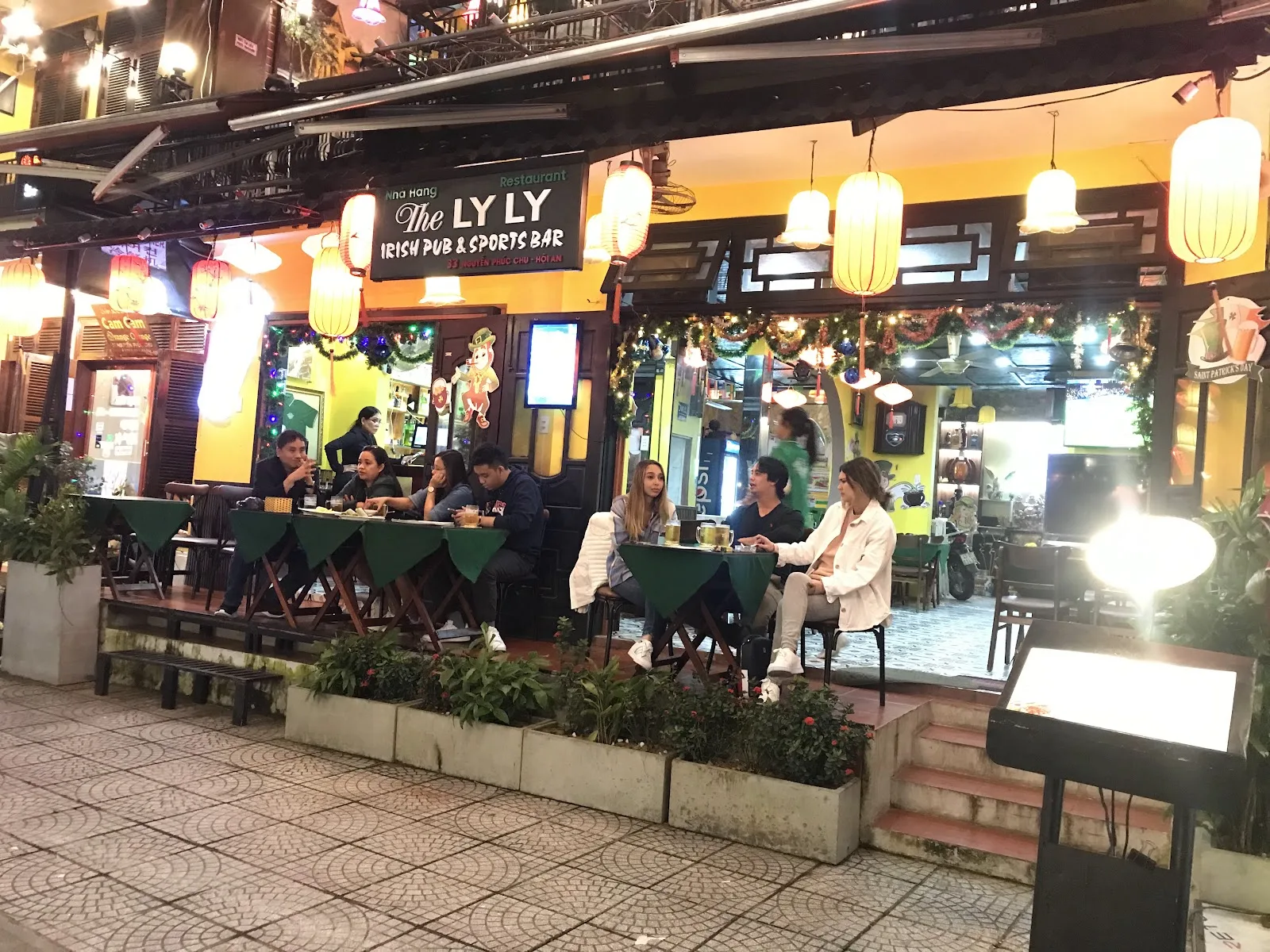 The LyLy Irish Pub & Sports Bar Hoi An - Săn Góc Bàn Ngoài Trời Xem Ngoại Hạng Anh Cực Hot