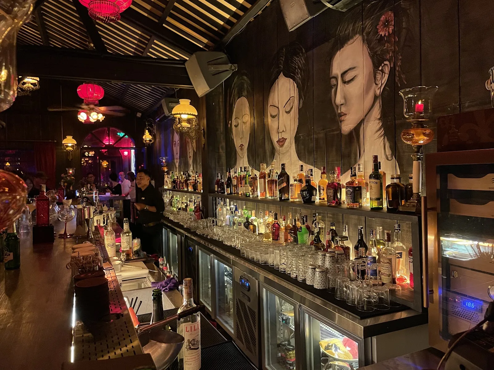 C Bar - ダナンでグループに最適な賑やかなライブミュージックバー
