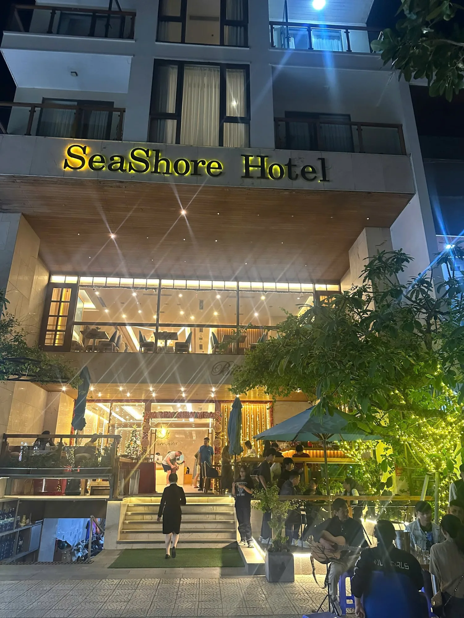 Khách Sạn SeaShore – Khách Sạn View Biển Có Hồ Bơi Sân Thượng Ấm Cúng