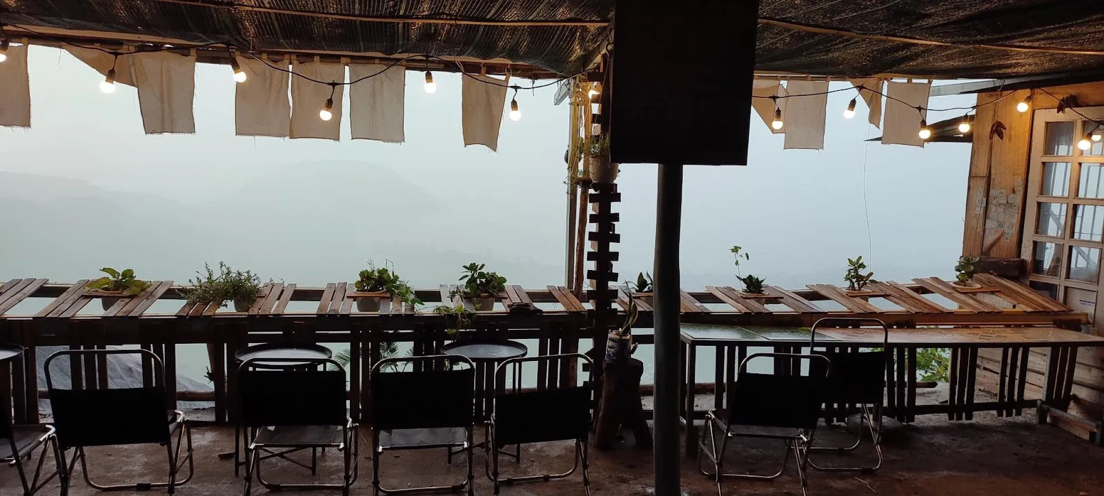 Tiệm Cà Phê LẪN: Quán Cà Phê Săn Mây View Núi Đẹp Trên Đèo Hải Vân