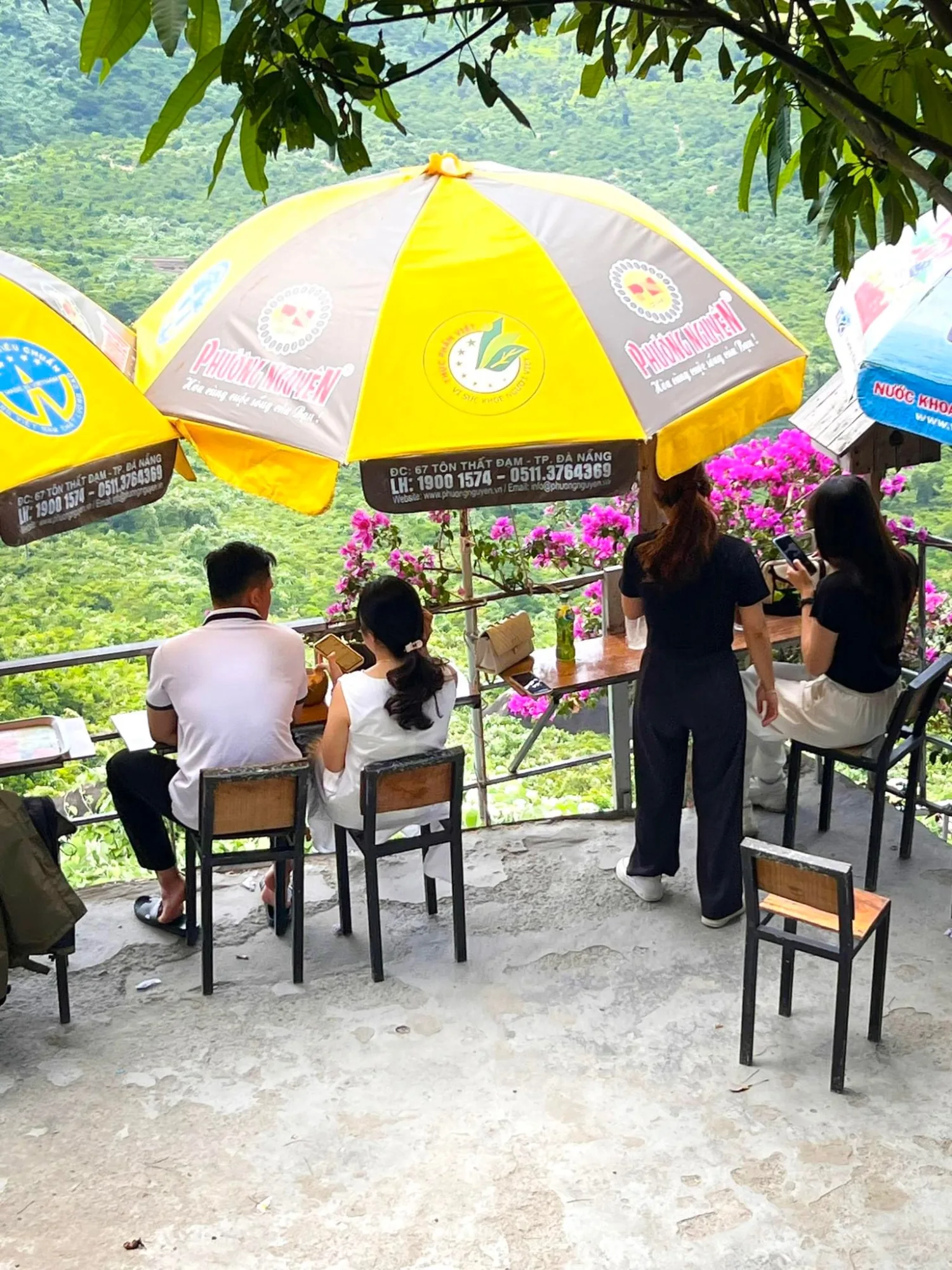 Cà Phê Hòn Đá Thuyền: Quán Cà Phê View Biển Đẹp Trên Đèo Hải Vân