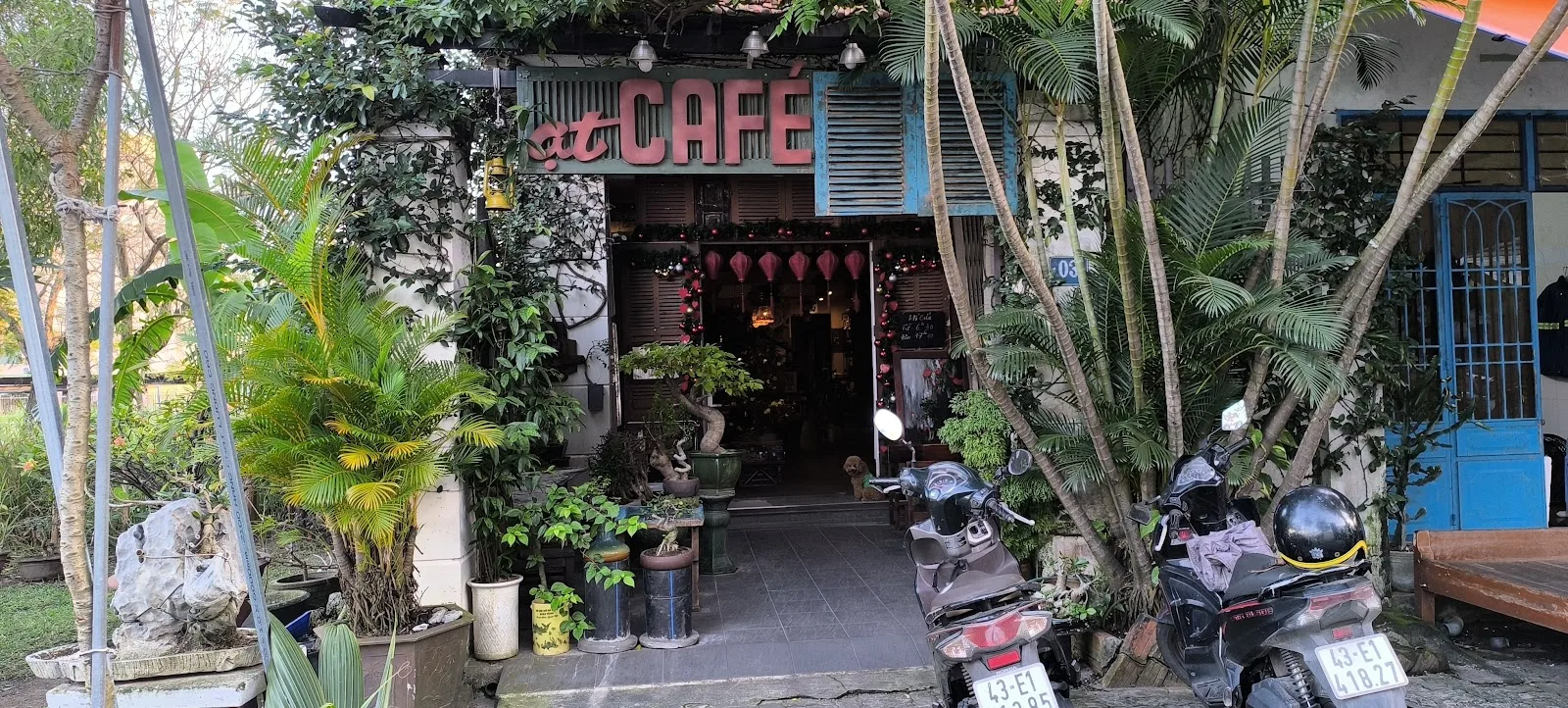 Ạt Cà Phê: Quán Cà Phê Hoài Cổ Có Cà Phê Trứng Ngon Quận Sơn Trà