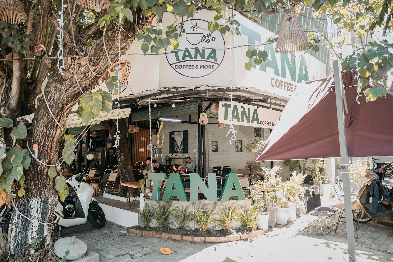TANA COFFEE ダナン - Tố Hữu通りの広々としたヴィンテージガーデンカフェ