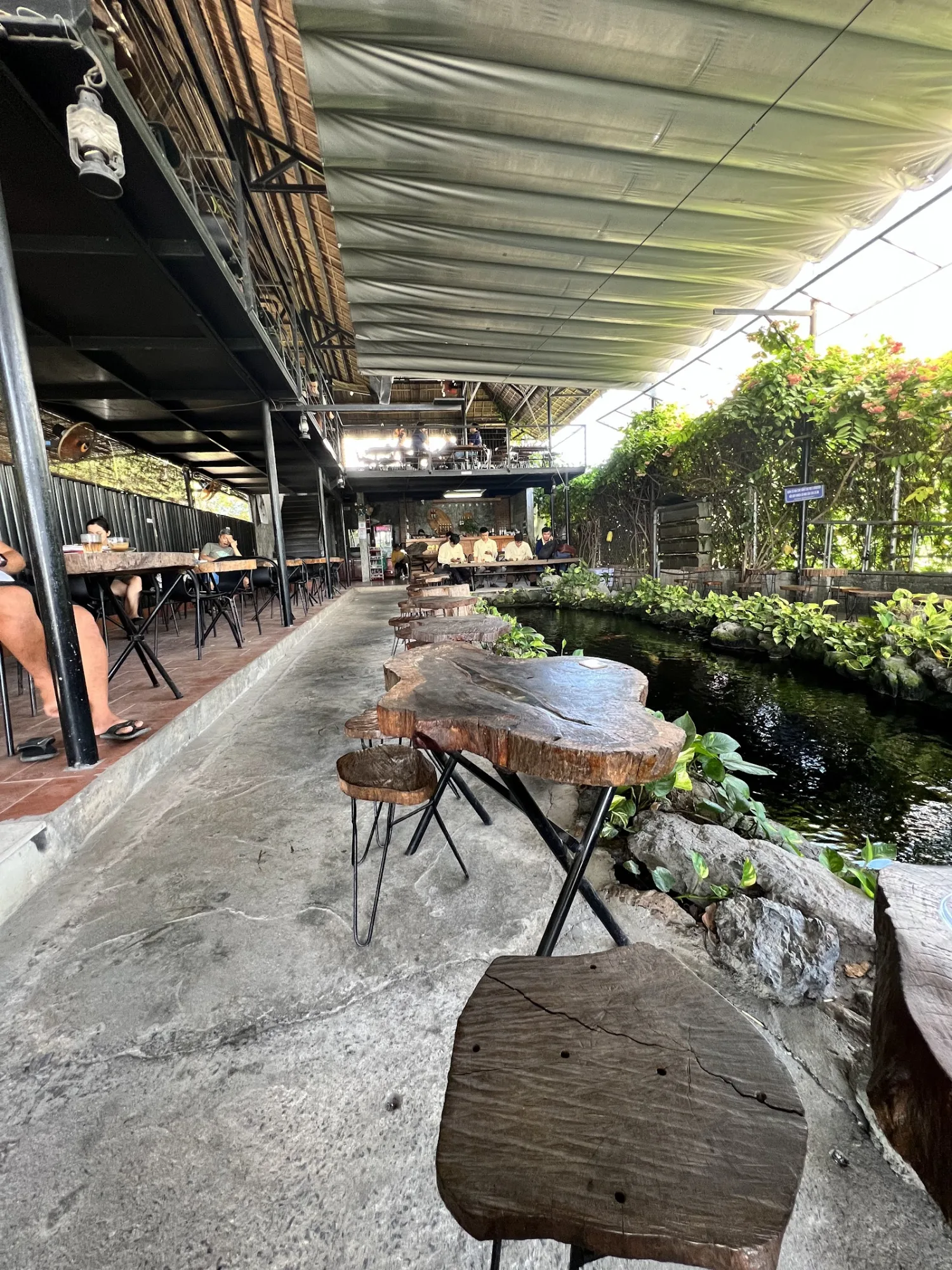 Co Mai Vang Cafe – Relaxing Koi Garden Cafe