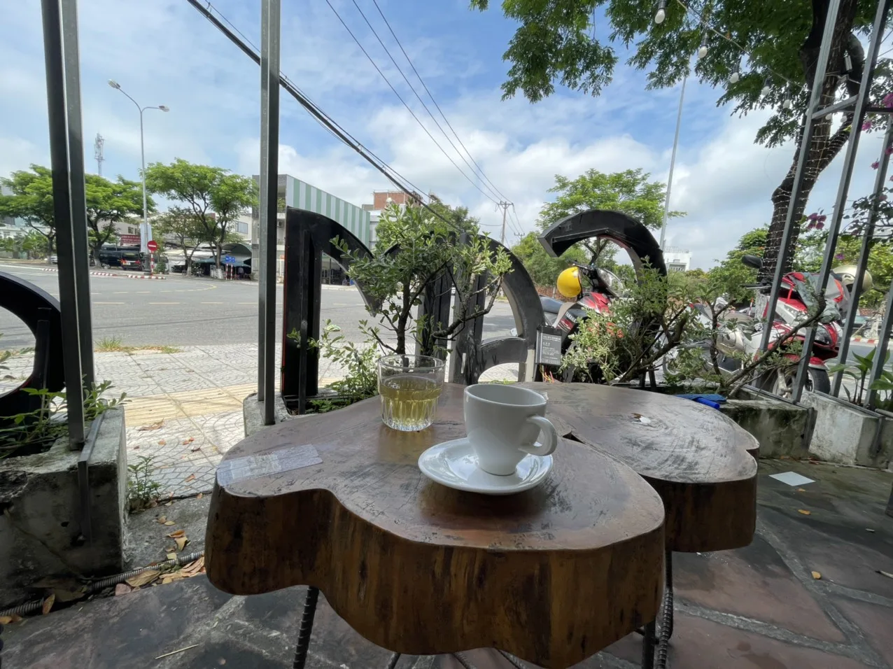 T.CAM COFFEE – คาเฟ่สวนสวย เหมาะแก่การทำงานและถ่ายรูป
