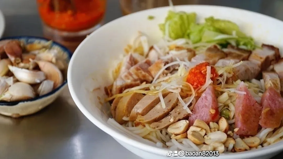 红烤猪肉鱼酱拌面 – 风味浓郁的烤猪肉鱼酱拌面店