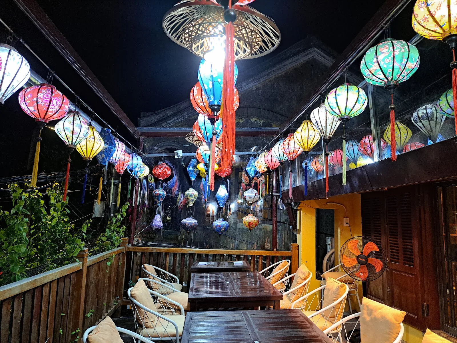 Bibo Cafe And Restaurant - Visit a Rooftop Cafe with a Super Chill Ancient Town View